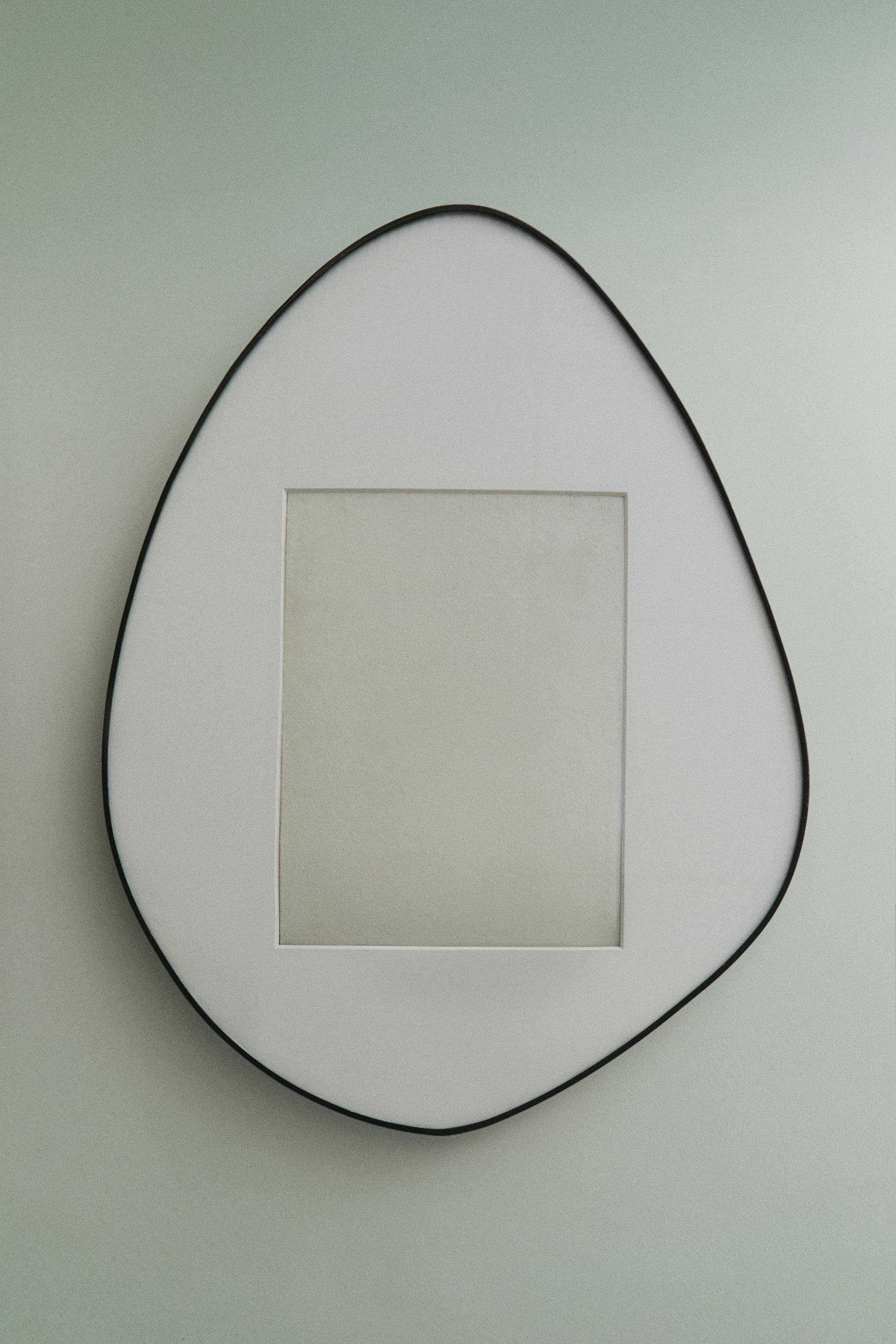 IRREGULAR-SHAPED PICTURE FRAME